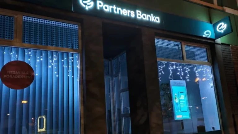 Partners Banka přestala účtovat přirážku u kurzů platebních karet. Jde o unikát (nejen) na českém trhu