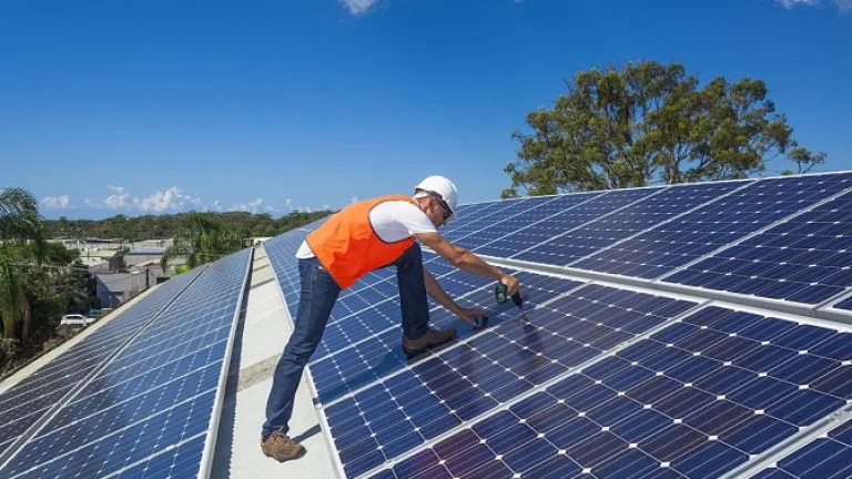 Regulace podle NIS2: Solární elektrárny získají v Česku výjimku, Litva po útoku naopak zpřísňuje