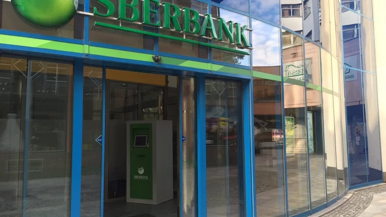 Lidé, firmy i samosprávy ruší účty u „české“ Sberbank, pro banku to může znamenat konec