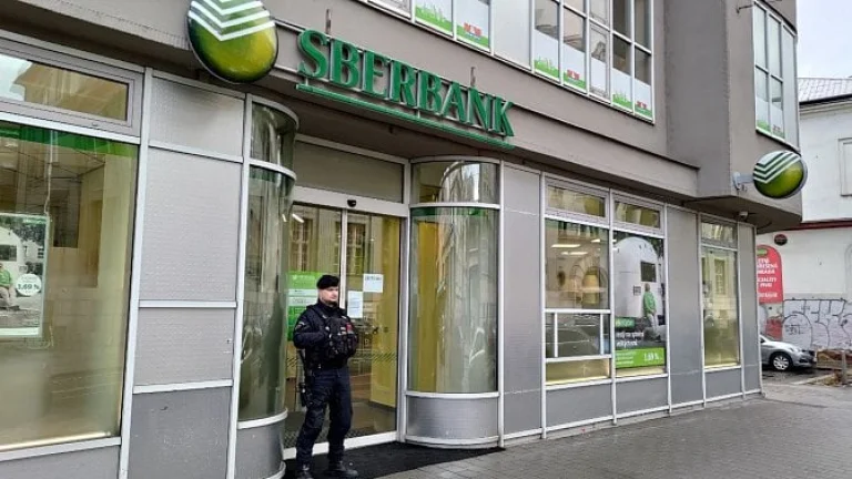 Zavřené pobočky a nefunkční bankovnictví. Co mohou dělat klienti Sberbank?
