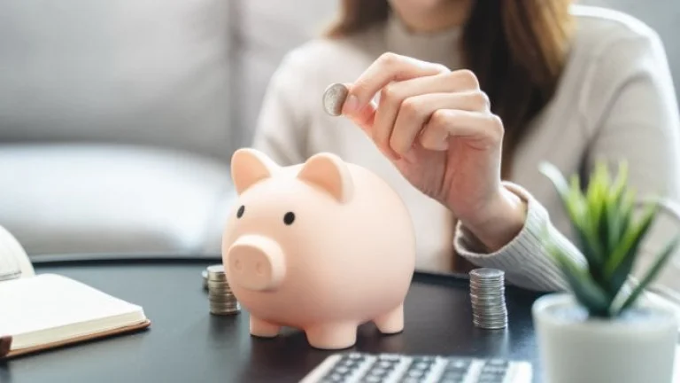 Měsíční úvěr na 20 tisíc můžete přeplatit o pár stokorun, ale i 8 tisíc. Srovnání ukazuje, kde si nepůjčovat