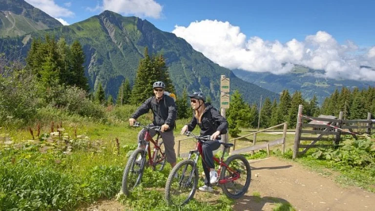 Ski areály se stále více zaměřují na léto. Co nabízejí a kolik za to chtějí?