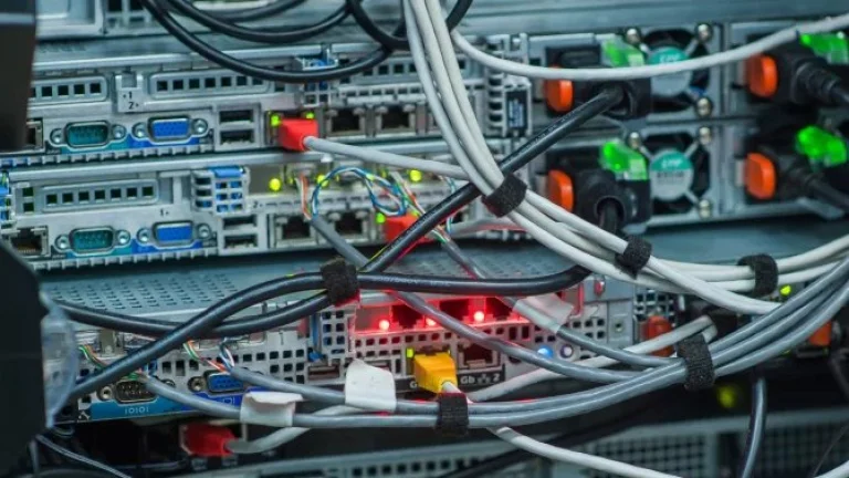 Která distribuce je nejlepší na server a proč právě NixOS?
