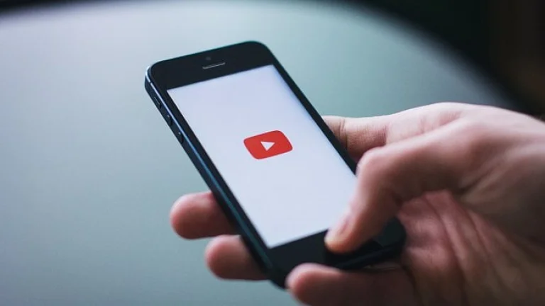 Krátké vlny: Boj o YouTube v Austrálii, o DSA v Česku a o Kyber Dome