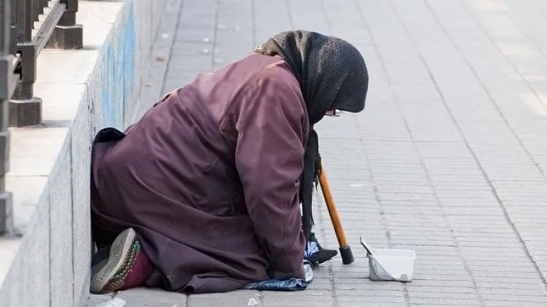 Kdy může dárce v nouzi požádat o vrácení daru? Případ muže s invalidním důchodem a zrušení daru exmanželce.