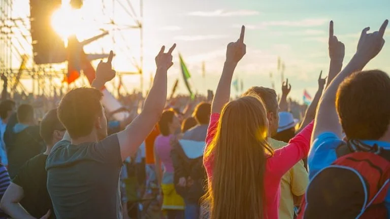 Bič na předražené taxíky a aplikace. Festival Beats for Love pro ně zavedl fixní ceny, ČSOB přidává slevu na vlaky