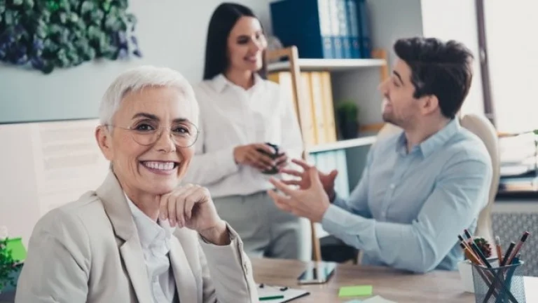 Zaměstnávání seniorů? Získáte loajalitu, zkušenosti i podporu od státu