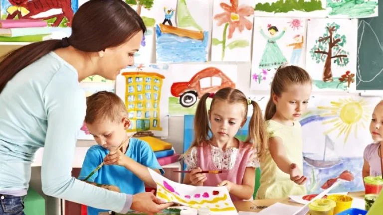 Kdo nemusí hradit školkovné a poplatky za školní družinu?