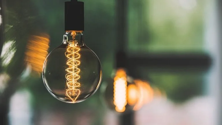 Kolik budou stát energie? Měli byste fixovat? A jak reagovat na emisní povolenky pro domácnosti?