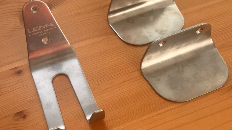 Nový držák kola Lezyne Stainless Pedal Hook