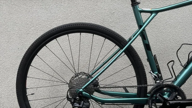 Gravel GT Grade Expert 2023 (vč. pedálů a příslušenství)