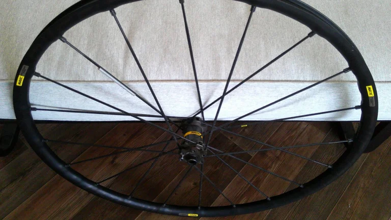 Přední gravel kolo MAVIC AllRoad Pro.