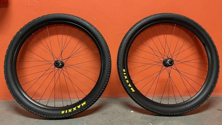 Zapletená 29 Al kola ořechem Shimano MicroSpline 12s + pláště Maxis Rekon Race