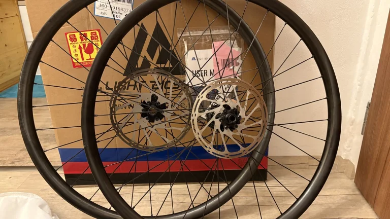 Zakázková kola light bicycle AM930 Tune KingKong
