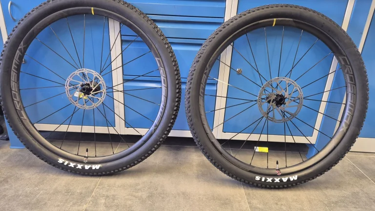 Prodám nová karbonová kola MAVIC CROSSMAX XL R 29 (boost standard)