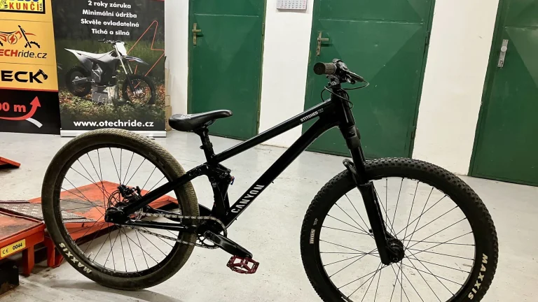 CANYON Stitched 720° dirt slopestyle