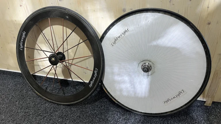 Par kol Lightweight retro galuska, přední karbon klasika, zadní disk ořech Shimano