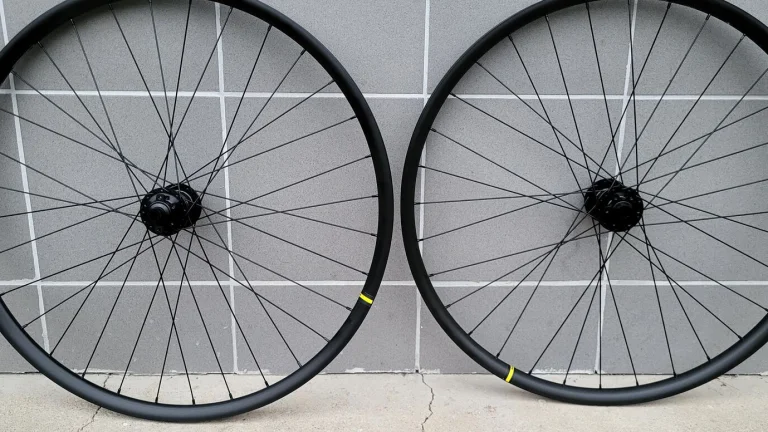 ZAPLETENÁ KOLA 29 RÁFEK MAVIC XC 425+NÁBOJE MAVIC MX801 15x110/12x148 OŘECH SHIMANO 12