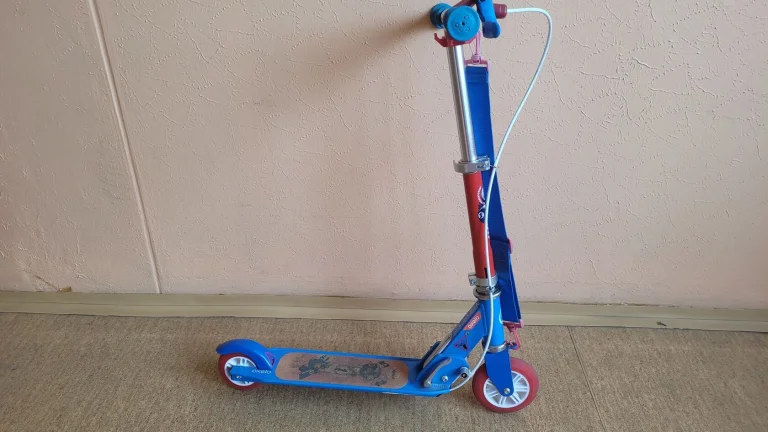 Dětská koloběžka s brzdou Play 5