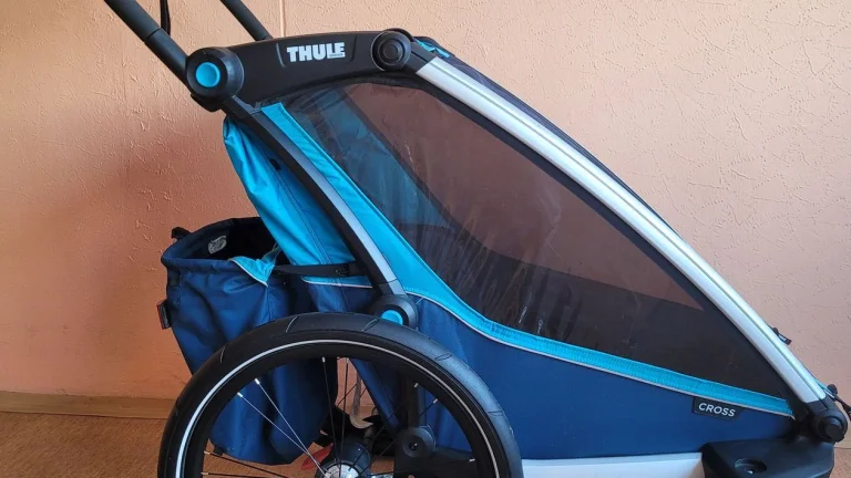 Thule Chariot Cross s velkým množstvím příslušenství