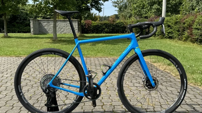 Prodám výjimečný a všestranný gravel bike švýcarské značky Open, vyladěný do posledního detailu.