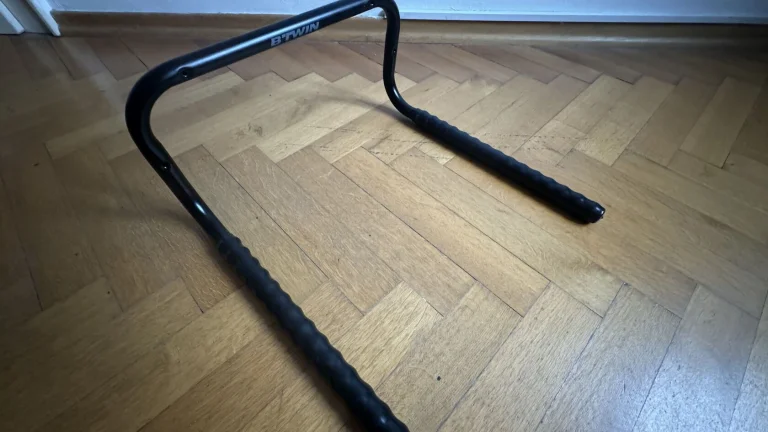 Držák na stenu Decathlon pro dvě kola a max 20kg