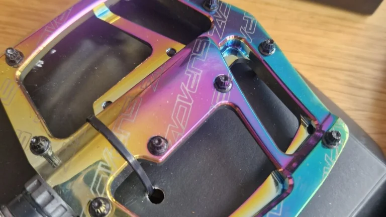 Prémiové pedály Supacaz v atraktivním provedení Oil Slick, model Epedal CNC Alloy Pedal