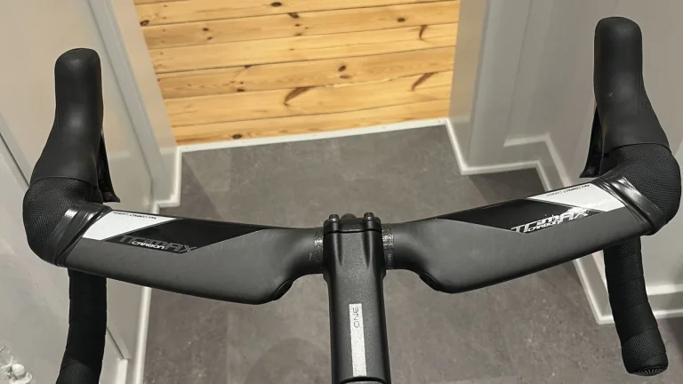 NOVÁ řídítka Vision Trimax Carbon Aero ACR s integrací pro elektriku, 440 mm