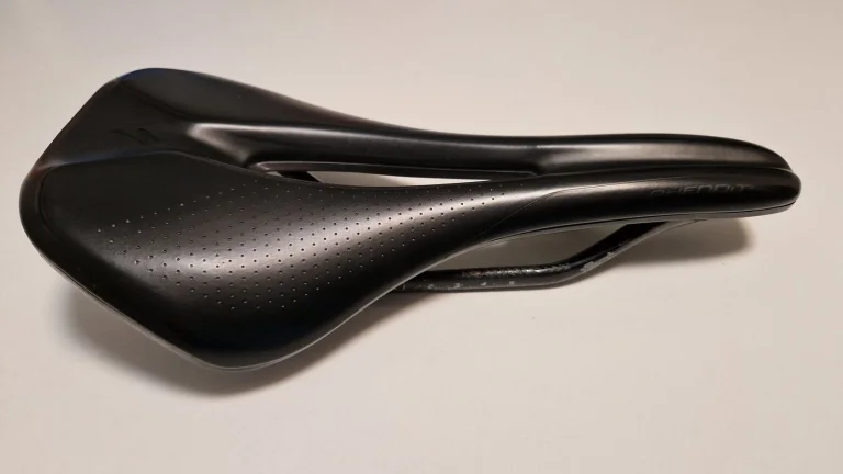 Sedlo Specialized Phenom Pro 143 mm, karbonové lyžiny