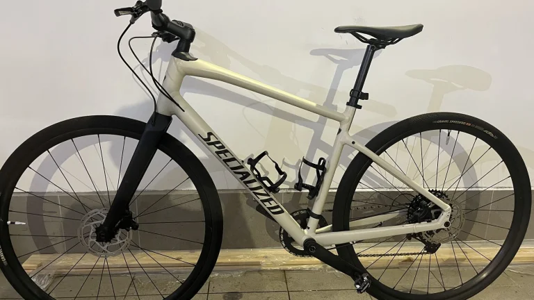 Specialized Sirrus x 4.0, velikost M, koupen v lednu 2024. Zcela novy, vybaven esi gripy.