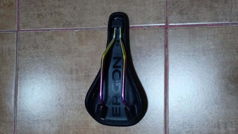 Sedlo Ergon DH oil slick