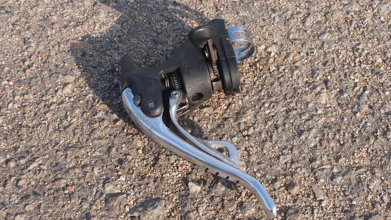 Koupím pravou řadící brzdovou páku Campagnolo Ergo Power 8 speed