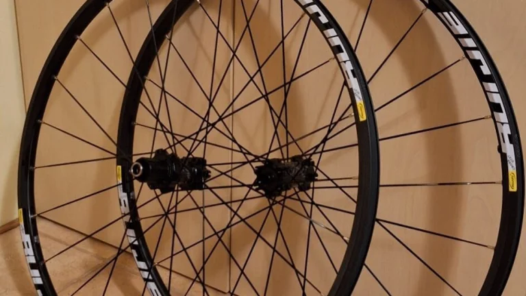 Nová zapletená sada kol s karbonovým středem BOOST pro gravel, cyklokros nebo silnici