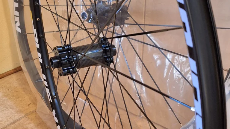 Nová zapletená kola BOOST s karbonový středem pro gravel, cyklokros nebo silnici