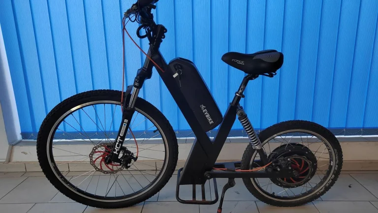 Celoodpružené elektro odrážedlo s výkonem 500W