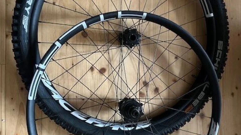 pár kol RACE FACE ATLAS, naboje Vault 414 a 422, 6-díra, ořech Sram XDR, 15x110, 12x148