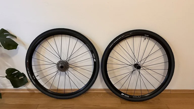 Nová zapletená kola DT Swiss P1800 Spline, vč. gravel plášťů Vittoria Terreno Dry 33mm