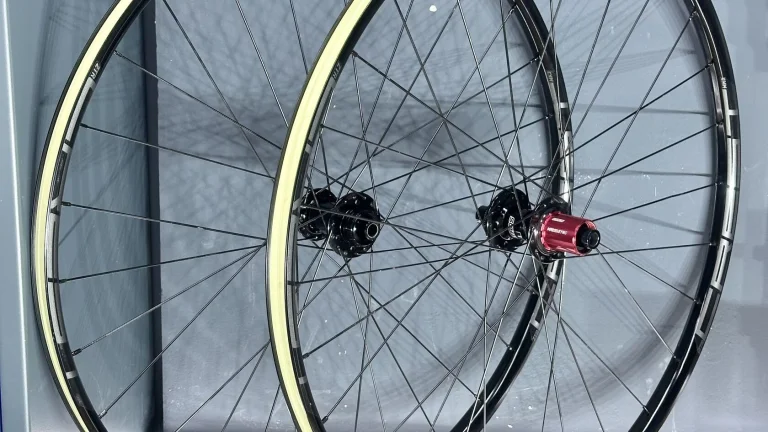 zapletená gravel kola Stan's Crest MK3 | Shimano 11 speed | centerlock | 12/100, 12/142 | 1620 gramů