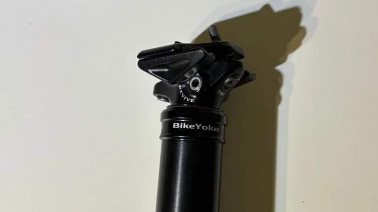 Teleskopická sedlovka BikeYoke, zdvih 180mm.