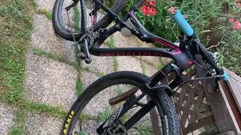 Dámské karbonové horské kolo Specialized Era FSR Comp 29 – skvělý stav, upravené komponenty