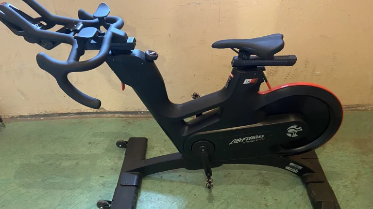 Profesionání cyklotrenažér / Spinningové kolo Life Fitness IC8
