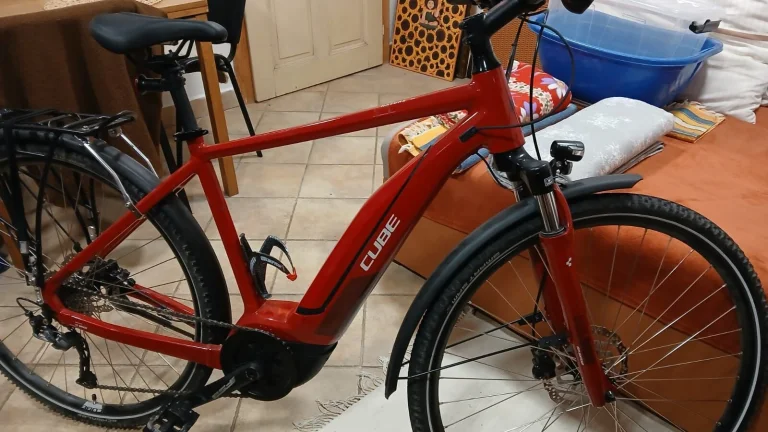 Krásné městské elekrokolo Cube, cca 500km najeto, baterka jak nová.