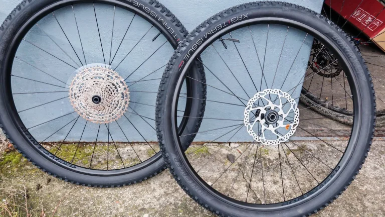 Nová kompletní sada zapletenych kol Bontrager kovee 25