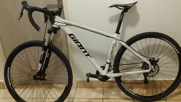GIANT ODPRUŽENÝ HYBRID-GRAVEL