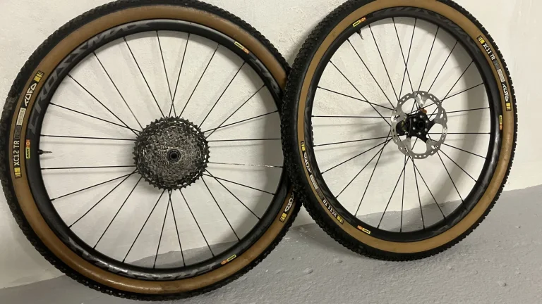 Zapletena karbonova kola MAVIC CROSSMAX pro PC: přes 30 000 kč váha 1450 g