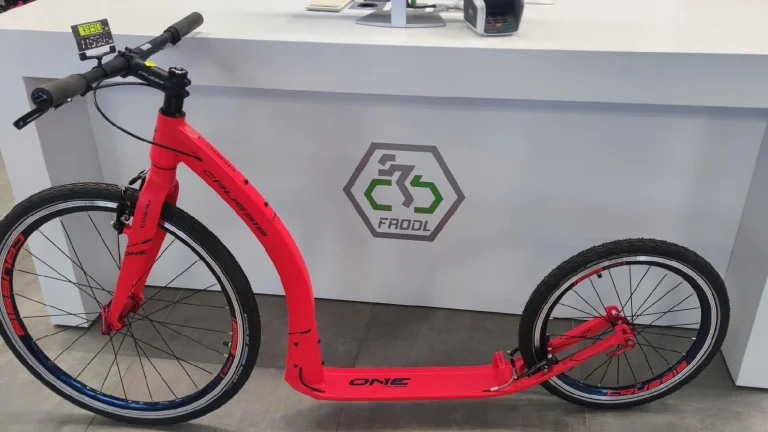 prodám novou koloběžku CRUSSIS ONE COBRA 4.2 červené barvy za cenu 6990 Kč