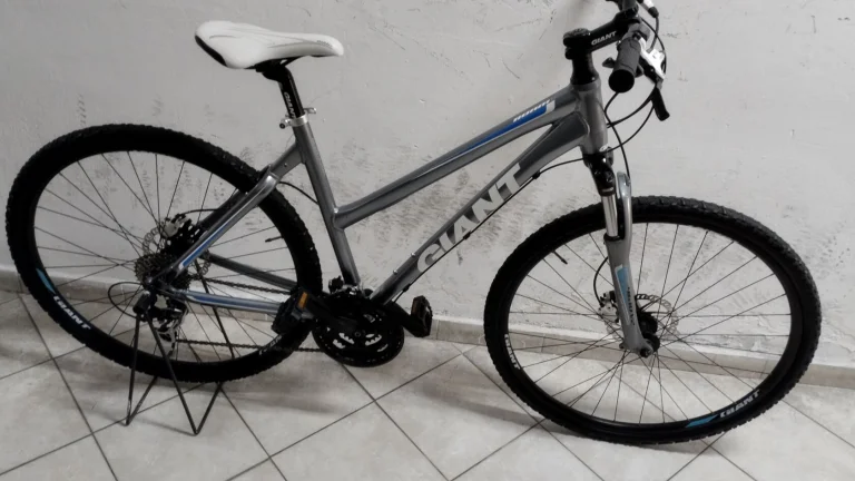 Starší renovované jízdní kolo trekingové - krosové dámské 28" Giant Roam 1
