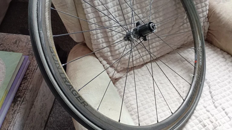 SLEVA Prodám zadní Bontrager carbon AEOLUS a přední Mavic Aksium