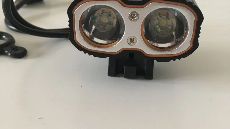 Světlo na kolo přední, světelný tok 1500 lm - USB powerbank