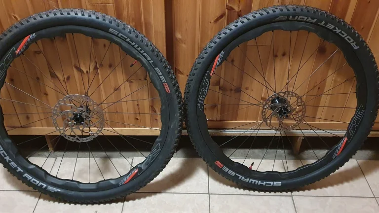 Zapletená karbonová kola Quai+nové bezdušové pláště Schwalbe Racket Ron+vložka Tubolight